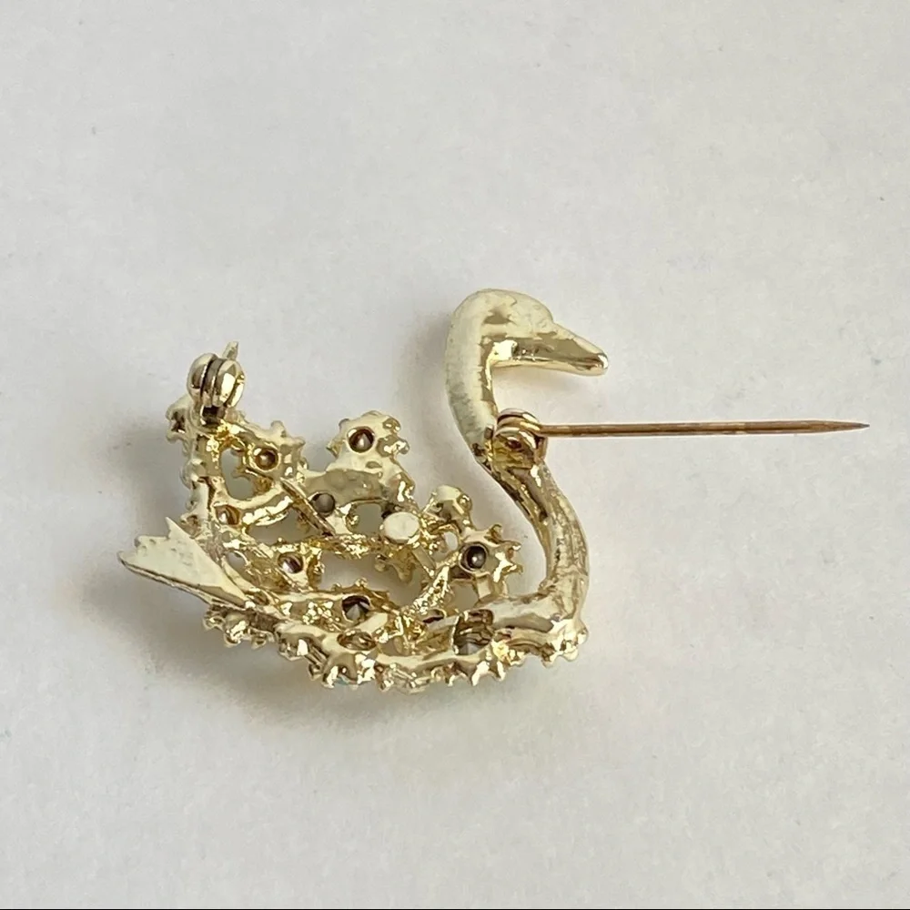 Vintage swan brooch
